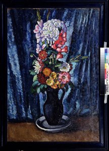Bukett med blomster i en kanne foran en blå bakgrunn. (Blomster i en svart kanne på blå bakgrunn). Maleri av Ilya Ivanovich Mashkov (Ilia Mashkov, Matchkov) (1881-1944), olje på lerret 1916. Russisk kunst, stilleben tidlig på 1900-tallet. Region av Ilya Ivanovich Mashkov
