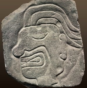 Inka-relieff som representerer et ansikt i profil (stein)