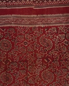 Blokktrykt tekstil for eksporthandel med gjess, lotusknopp og rosettmønster, indisk, ca. 1500 (bomull) (detalj) av Indian School