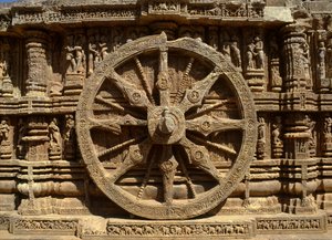 Detalj av hjulet til vognen til Surya (stein) av Indian School