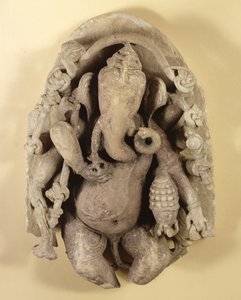 Figur av Ganapati, Chandella-dynastiet (sandstein)