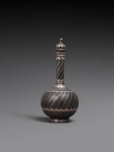 Kolbe og lokk og stativ, eller fat av metallegering innlagt med sølv, 1700-99 av Indian School
