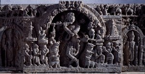 Hinduisme: "" Krishna eller Venugopala, mester for fløytekyr""" Svart steinskulptur, sentral del (Krishna som Venugopala) 1100-tallet (1100-tallet) fra Halebidu, Mysore - Calcutta, indisk museum av Indian School