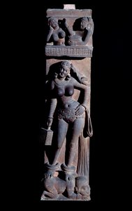 Hinduisme: representasjon av en Yakshini (Yaksi) naturånd, holder et bur og en papegøye, hun står på en dverg - (En Yaksi med en papegøye og et bur, hun står på en dverg) Skulptur av Mathura, gres (Mathura-skulptur , sandstein) 2. århundre (2. centu av Indian School