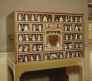 Indisk skap dekorert i elfenben og palisander, 17 skuffer, Ceylon, 1700 av Indian School