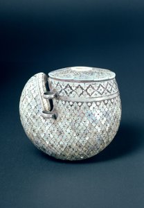 Pulverhorn, indisk, 1700-tallet (horn og perlemor) av Indian School