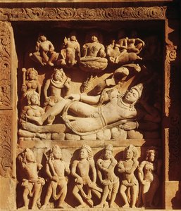Relieff som viser Vishnu tilbakelent på slangen Sesha fra Vishnu-tempelet, ca. 500 e.Kr.
