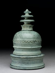 Relikvieskrin i form av en stupa (grønn skifer) av Indian School
