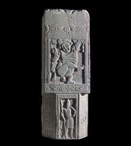 Stupa-plate som viser en dverg og skytiske figurer, fra stedet til Nagarjuna (relieff) av Indian School