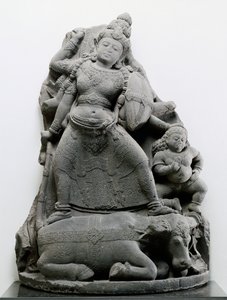 Durga dreper Mahisa, ca. 1300 (vulkansk stein)