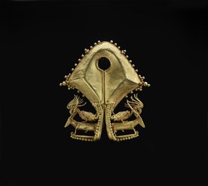 Mamuli, anheng med kakaduer som rider på hjort, Sumba-øyfolket, ca. 1800-tallet (støpt og hamret gull)