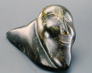 Smilende mann, fra Cape Dorset (kleberstein) av Inuit School