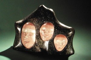 Tre aldre av mann, fra Cape Dorset (stein og elfenben) av Inuit School