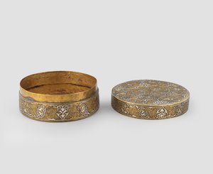 Eske med omslag av sylindrisk form, av gravert messing innlagt med sølv, med senere forgylling og evt. tillegg av innerbånd, 1400-c.1525 av Iranian School