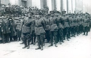 Michael Collins (1890-1922) (til venstre) som sjef for den irske fristatshæren ved begravelsen til Arthur Griffith, august 1922
