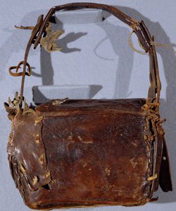 MS CCC 282 The Corpus Christi Book Satchel or Budget, sett fra baksiden, irsk, ca.1120-30 (skinn)