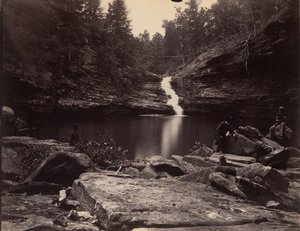 Lula Lake og Upper Falls på Rock Creek, nær Lookout Mountain, Georgia, 1864-65. av Isaac H. Bonsall