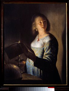 Ung jente et stearinlys 