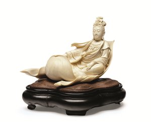 En elfenbensutskjæring av Kannon som flyter på et lotusblad, Meiji-periode, sent på 1800-tallet (elfenben med trestativ) av Ishikawa Komei