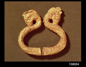 Armbånd med to monsterhoder, 1300-1400-tallet (tre)