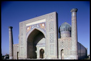 Fasade av Shirdar Madrasa, Timurid-perioden, Rigestan Square, ca. 1619-35 av Islamic School