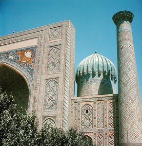 Fasade av Shirdar Madrasa, Timurid-perioden, Rigestan Square, ca. 1619-35 av Islamic School