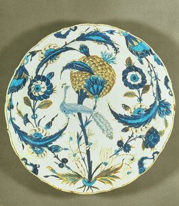 Iznik-fat malt med en påfugl plassert blant blomster, Tyrkia, ca. 1550-55 (polykrom underglasert frittstående) av Islamic School