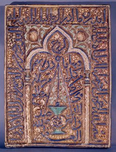 Midtøsten: plakett dekorert av representasjonen av en mihrab, nisje praktisert i veggen til en moské som indikerer retningen av bønn mot Mekka. 1200- eller 1300-tallet. Paris, Museum for dekorativ kunst av Islamic School