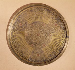 Plate påskrevet med navnet til Sultan Al-Mujahid Saif-ud-din Ali (1322-63) Rasulid-dynastiet, Yemen (metall)