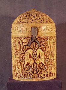 Pyx med et relieff som viser gledene ved det høviske livet, innskrevet med navnet Al-Mughira, sønn av kalifen Abd-al-Rahman III, Umayyad-perioden, fra Cordoba, 968 e.Kr. (se også 101673) av Islamic School