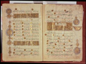 Koranen i Seljuk-stil med fargede inskripsjoner og dekorative tellemedaljonger i kantene, 1100-1200-tallet