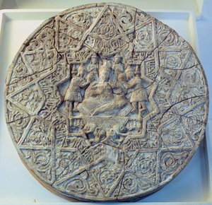 Solskive som viser en konge som sitter med bena i kors på en trone flankert av to engler i midten, funnet i Ray, Iran (stucco)