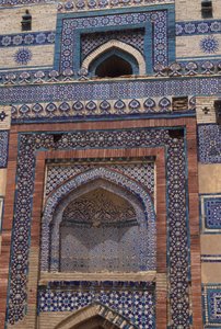 Fliser på inngangsporten til mausoleet til Bibi Jawindi (d.1403) reist i 1494 av Islamic School