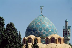Turkis flislagt kuppel av mausoleet til Shah Nematollah Vali, bygget mellom 1330-1430 av Islamic School