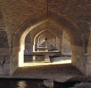 Utsikt langs innsiden av Khaju Bridge-demningen, Safavid-perioden (murstein og stein) av Islamic School