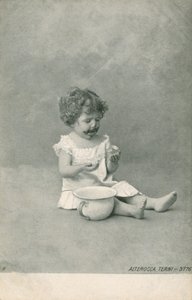 Baby leker med bobler (s/hvitt bilde) av Italian Photographer