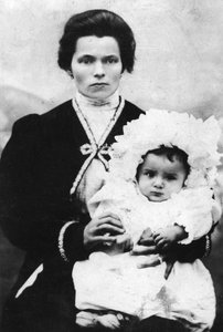 Benito Mussolini som barn med sin mor Rosa Maltoni - 1884 - Benito MUSSOLINI (1883-1945) i armene til sin mor Rosa Maltoni.