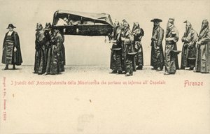 Brødrene til Compagnia della Misericordia (Company of Mercy) som bærer en syk mann til sykehus, Firenze (s/hv-bilde) av Italian Photographer