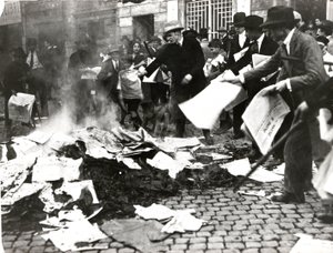 Fascistisk team brenner sosialistiske aviser "Il Paese" etter å ha ødelagt beleiringen av Italian Photographer