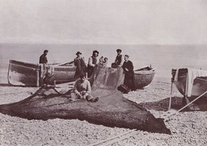 Italia: Bordighera, fiskere som jobber (s/hvitt-bilde) av Italian Photographer