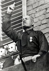Mussolini i svart skjorte av Italian Photographer