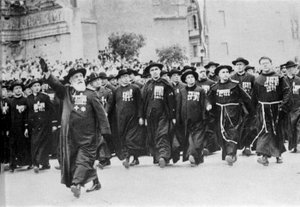 Parade i Roma i 1931, innledet av det kirkelige organet. av Italian Photographer