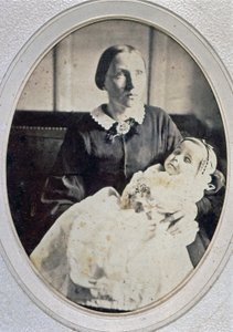 Post mortem-portrett av en liten jente holdt av moren, ca. 1855 (s/hvitt-bilde)