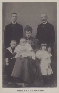 Prins Thomas, hertugen av Genova og hans kone, prinsesse Isabella av Bayern, med barna (s/hvitt-bilde) av Italian Photographer