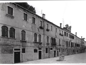 Rekke med hus på Calle Riello, Venezia av Italian Photographer