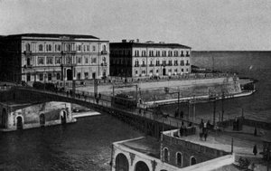 Taranto, Corso due Mari, Svingbro (s/h foto) av Italian Photographer