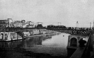 Taranto, lukket svingbro og gamlebyen (s/h foto) av Italian Photographer