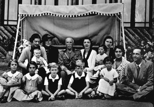 Den italienske kongefamilien. I sentrum Victor Emmanuel III (Vittorio Emanuele). Blant barna som sitter, den 3. fra venstre er prins Victor Emmanuel (Victor-Emmanuel) (Vittorio Emanuele), den siste til høyre hans far Humbert II (Umberto II). 19 av Italian Photographer