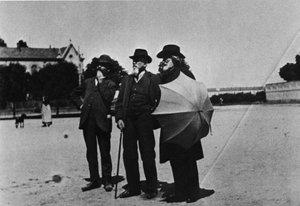 Komponisten Giuseppe Verdi (1813-1901), arkitekten Camillo Boito (1836-1914) og Noseda under besøket av verkene til hvilehuset for komponister (Casa di Riposo per Musicisti) rundt 1898 på Buonarroti-plassen i Milano. av Italian Photographer