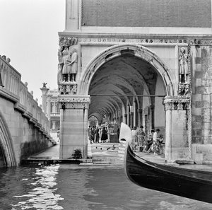 Venetiansk scene, ca. 1960 (s/hvitt-bilde) av Italian Photographer